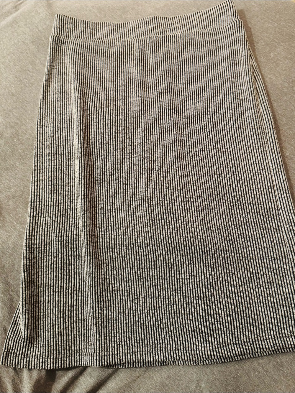 Black and White Ribbed Knit Skirt